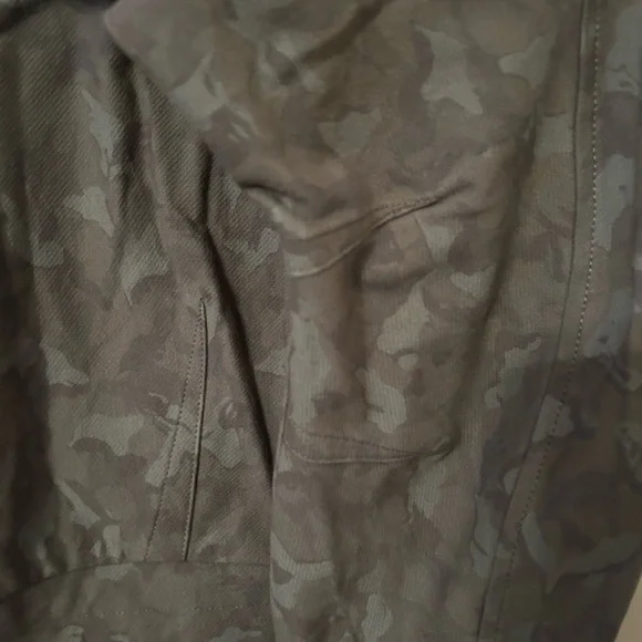 Athleta Printed Farallon Sweatshirt Size Medium Camo Olive NWT - Picture 7 of 10